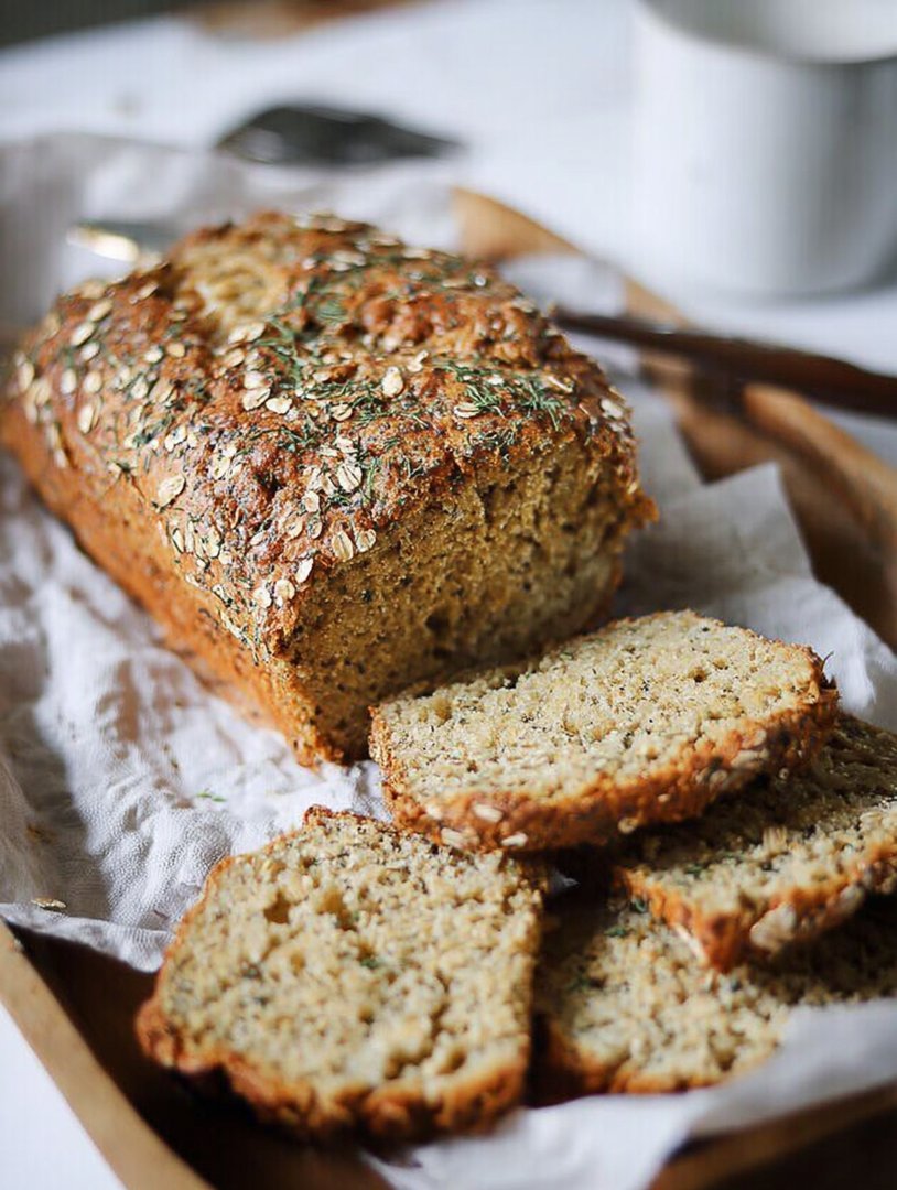 Einfacher und schneller geht’s nicht! Haferflocken-Quark-Brot aus dem Airfryer. Saftig, ohne Mehl, ohne Hefe, ohne Backform und in 30 Minuten fertig. Kracher, oder? image 2
